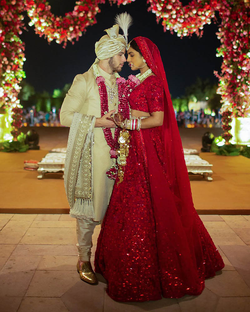 طرحة زفاف بريانكا تشوبرا الحمراء