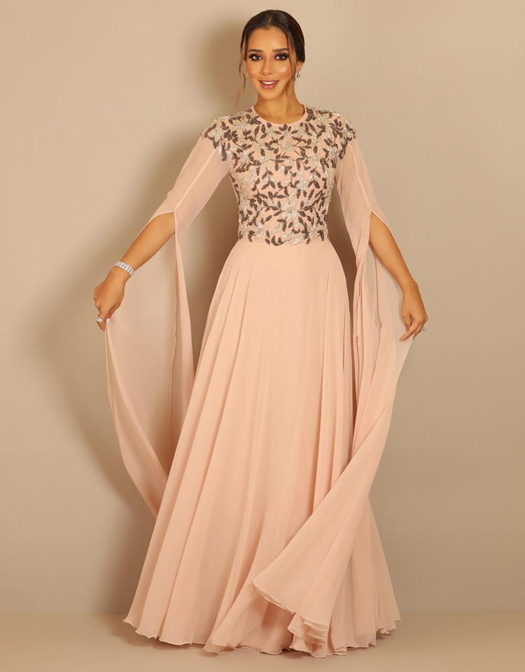 بلقيس بفستان طويل واستثنائي باللون الزهري من توقيع دار Zeena Zaki