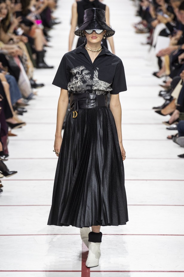 ارتداء التنورة البليسيه الجلدية مع القميص الجينز لشتاء 2020 من دار Christian Dior