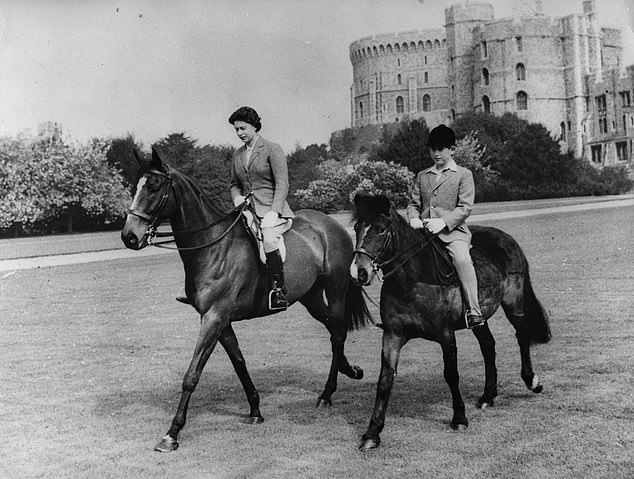 ملكة بريطانيا تهوى الخيول منذ الصغر