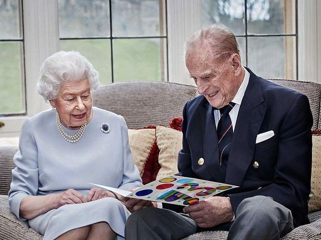 ملكة بريطانيا وزوجها يتلقيان لقاح كورونا