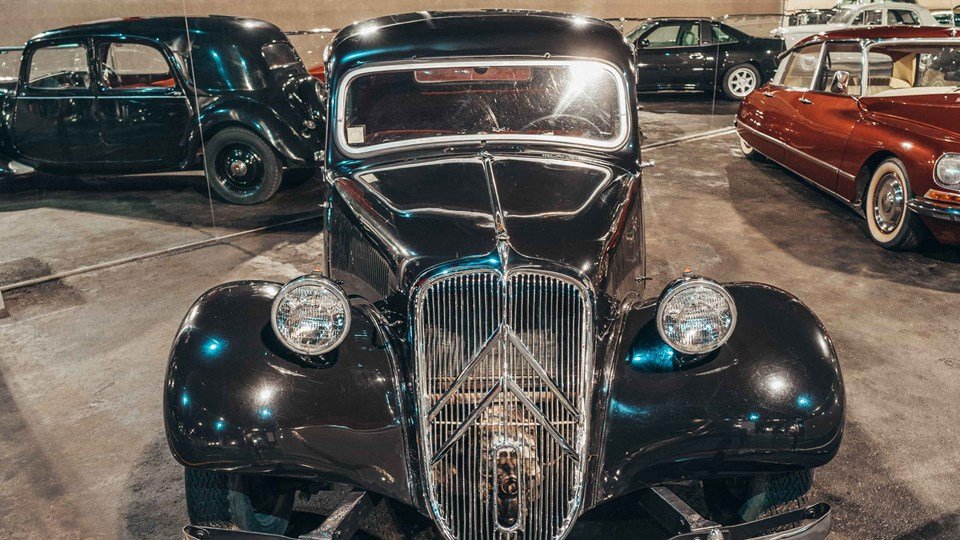 سيارات تاريخية في متحف الإمارات الوطني للسيارات