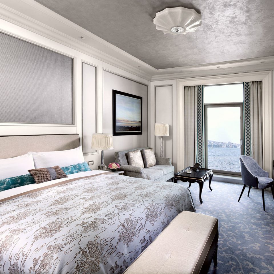 التصاميم الجبسية في غرفة نوم فخمة من فندق Shangri-la Bosphorus استانبول