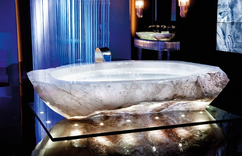 قطعة رائعة وفاخرة من الرخام تصنع حوض استحمام يضيف قيمة عالية للديكور