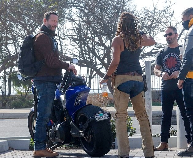 كيانو ريفز يتحدث مع بعض المعجبين عن دراجته النارية