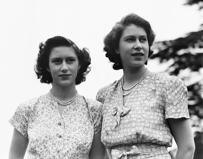 الملكة و شقيقتها الصغرى الأميرة مارغريت عام 1946