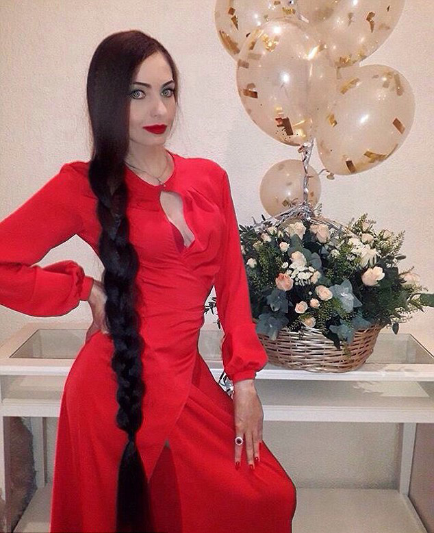 أولغا ديميدوفا تبلغ من العمر 44 عام.