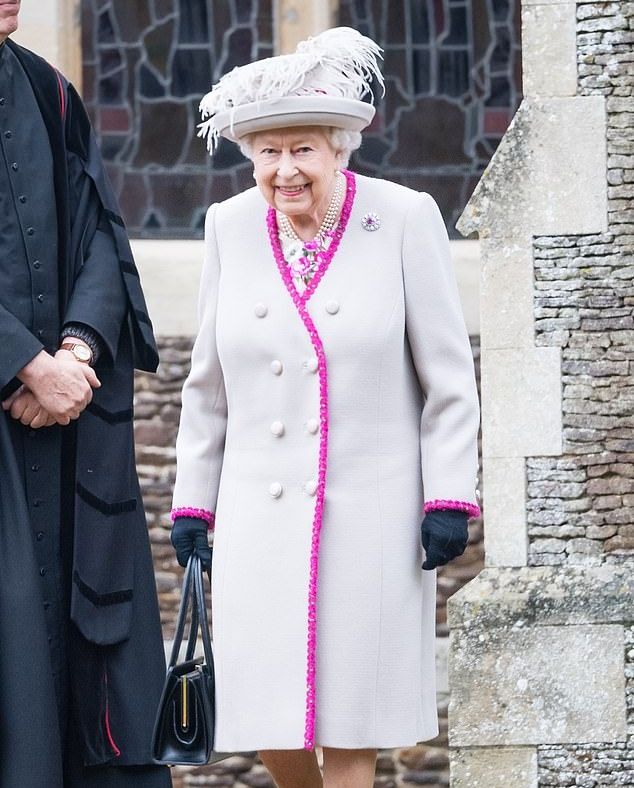 ملكة بريطانيا تمزح وتتحدث بالألغاز والأحاجي في اللقاءات غير الرسمية