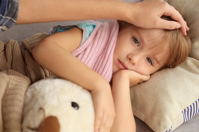 إرتفاع حرارة الطفل عرض هام من أعراض التهاب اللوز عند الأطفال
