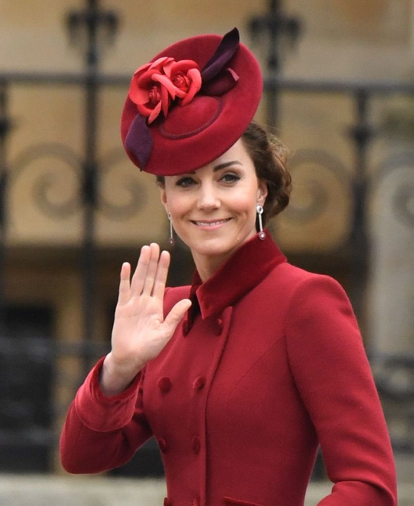 كيت ميدلتون بإطلالة ناعمة مع القبعة الملكية المزخرفة