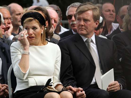 انهارت دموع ملكة هولندا ماكسيما أثناء حضورها حفل تأبين الهجوم الأرهابي في عيد الملكة