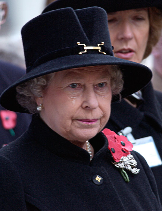 الملكة إليزابيث الثانية تبكي في أحد الذكرى 