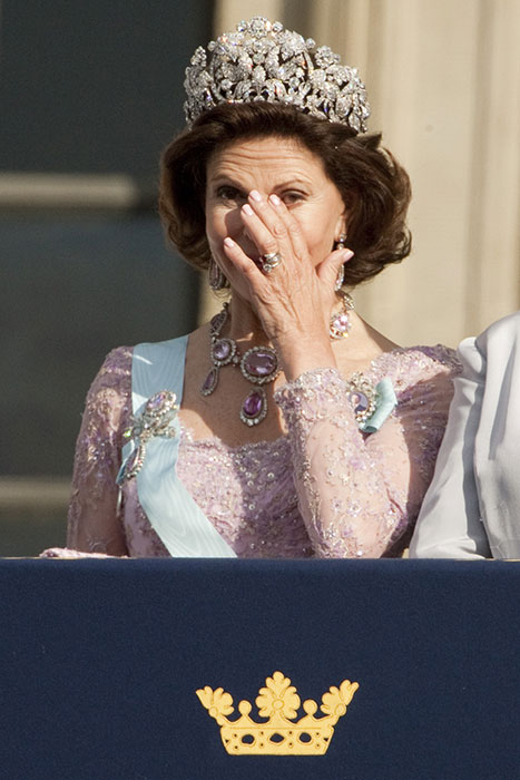 الملكة سيلفيا ملكة السويد تبكي في حفل زفاف ابنتها الأميرة فيكتوريا ولية العهد