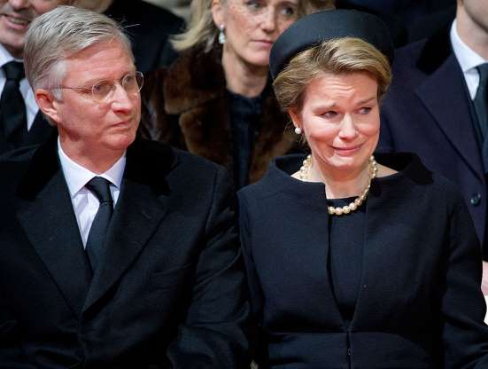 الملكة ماكسيما تبكي مرة أخري نقل جثث ضحايا تحطم طائرة MH17 إلى هولندا 
