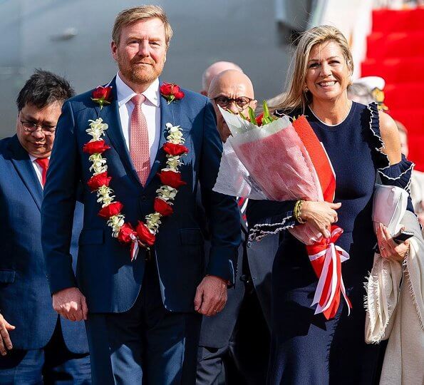 ملك وملكة هولندا يصلان جاكرتا في زيارة رسمية "بدون مصافحة"