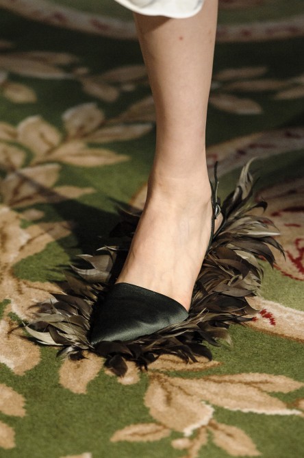  حذاء ملتصق بالريش من Simone Rocha