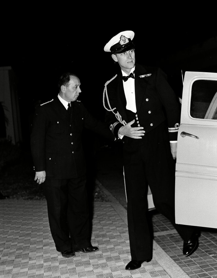اطلالات الأمير فيليب الانيقة بالملابس البحرية عام 1950