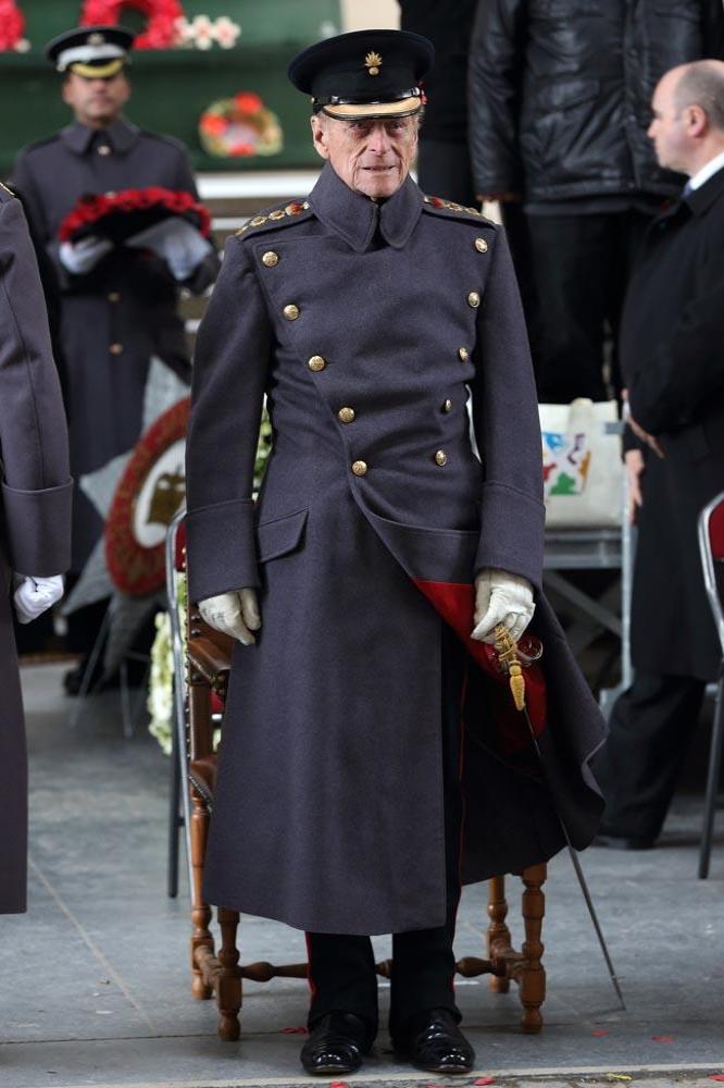 صور ابرز اطلالات الأمير فيليب الانيقة التي سحرت أنظار العالم