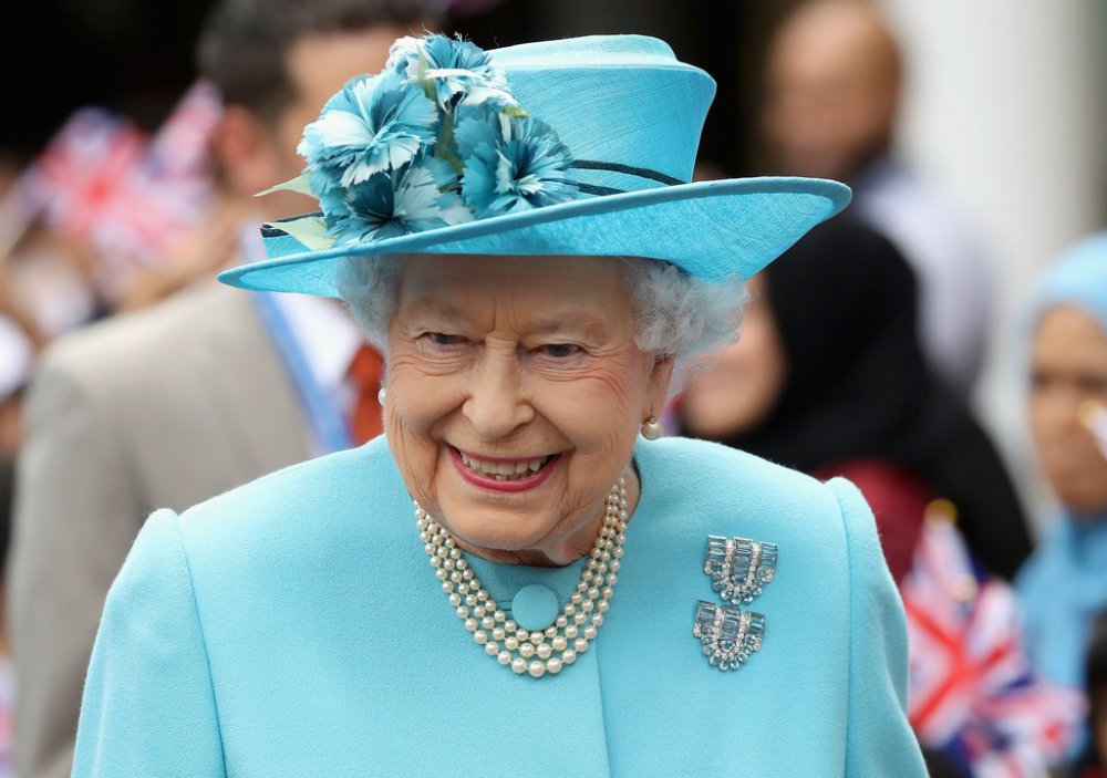 الملكة إليزابيث دائما ما ترتدي بروش الأكوامارين مع ملابس باللون الأزرق