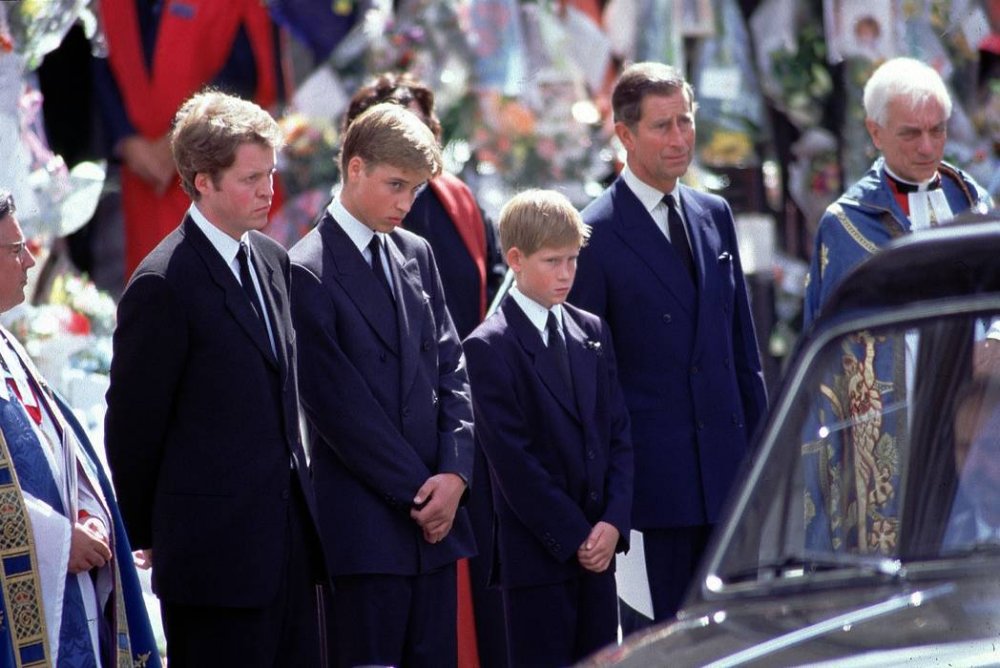 الأمير تشارلز والأميرين ويليام وهاري في جنازة والدتهما الأميرة ديانا