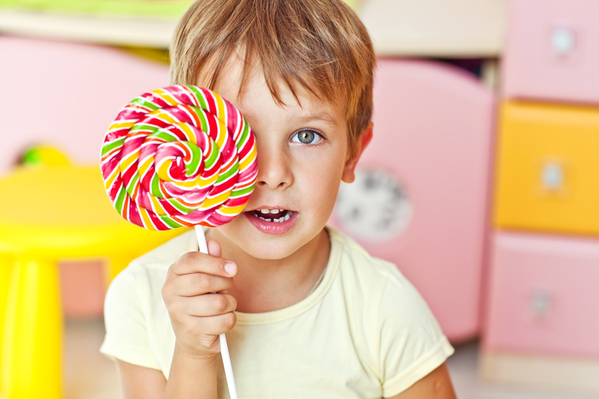 أضرار كثرة تناول الحلويات على الأطفال