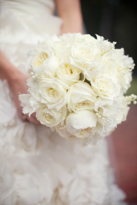 الورود البيضاء في تفاصيل ثيم الزفاف باللون الابيض