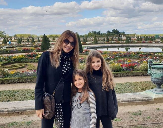 نانسي مع ابنتيها في باريس