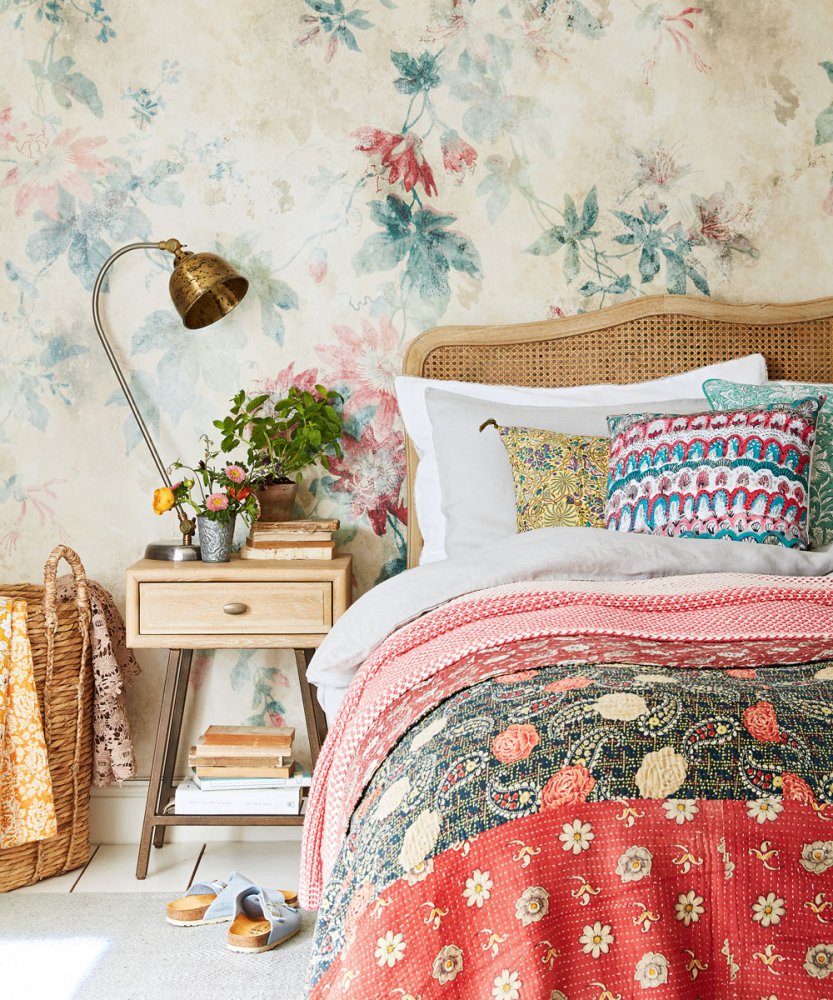  نقشات الورود بزشكالها وألوانها المختلفة لديكور غرفة نوم تضج بالحيوية