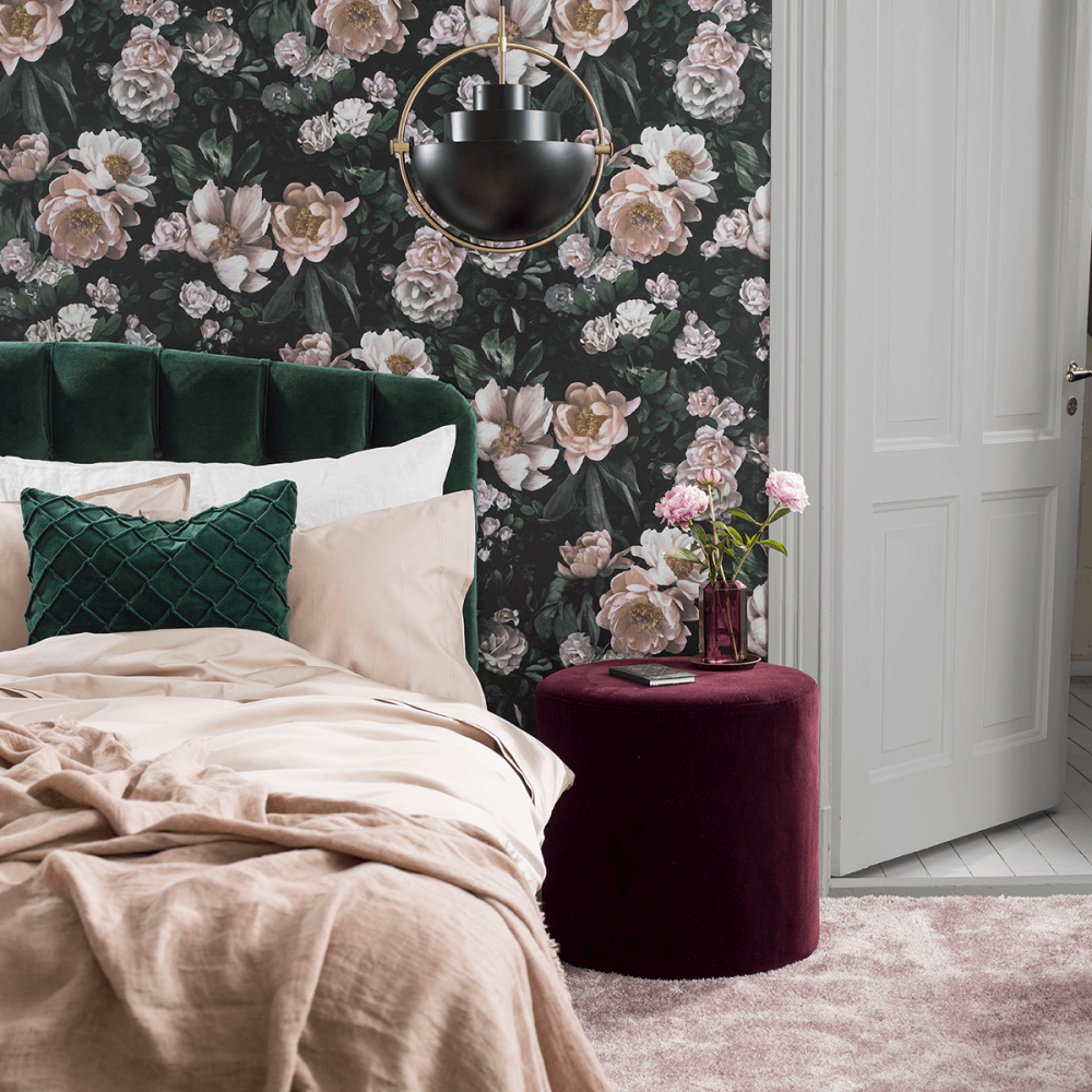 ‎ديكور غرفة نوم تتميز بألوان رائعة ونقشة الورود