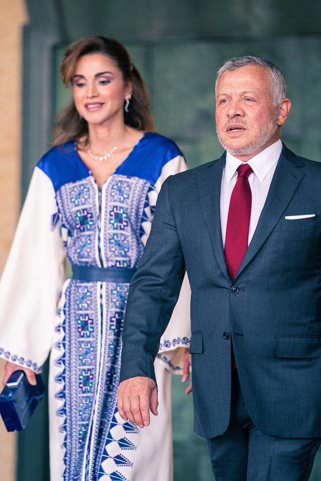 أطلت الملكة رانيا هذا العام بالقفطان باللونين الأبيض والأزرق المزيّن بالنقشات