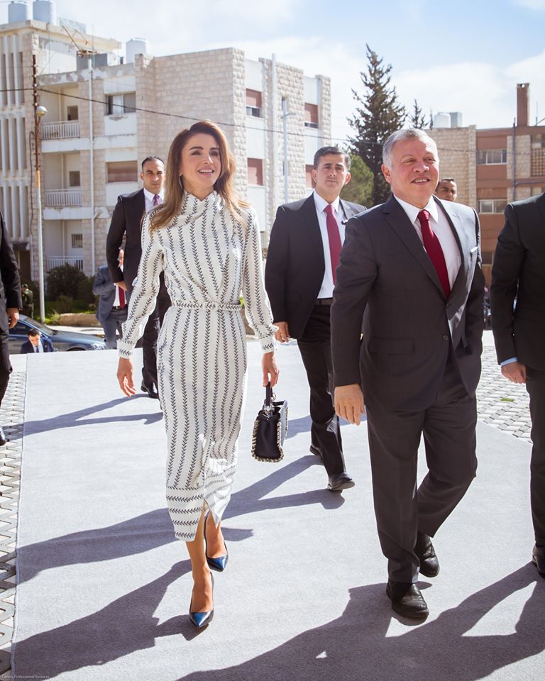 تختار الملكة رانيا تصاميم محتشمة وراقية.