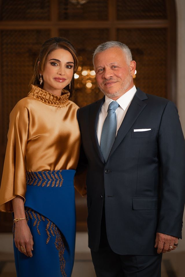  خطفت الملكة رانيا الأنظار بإطلالة حملت توقيع دار Azzi & Osta