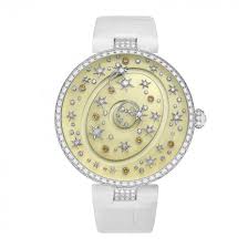 ساعة Etoiles من Chaumet متمزة بتصميم مينا مزخرفة بالنجوم المرصعة بالماسات