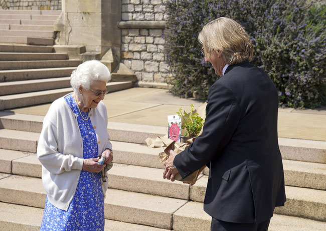 تلقت الملكة هدية مؤثرة بمناسبة مرور 100 عام على ميلاد زوجها
