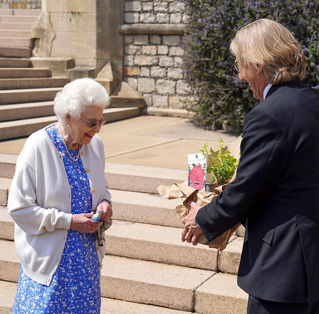 ملكة بريطانيا وهي تتسلم وردة هجينة جديدة تحمل اسم وردة دوق إدنبره