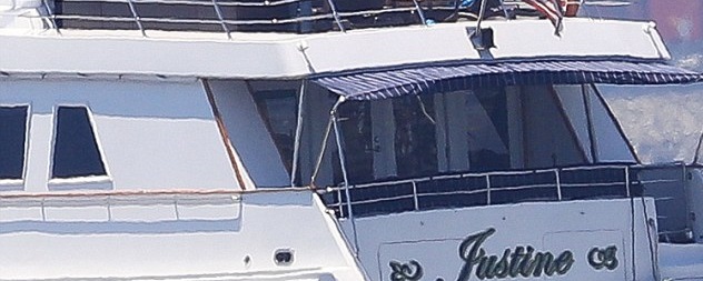 تلهو على قارب " جاستن "