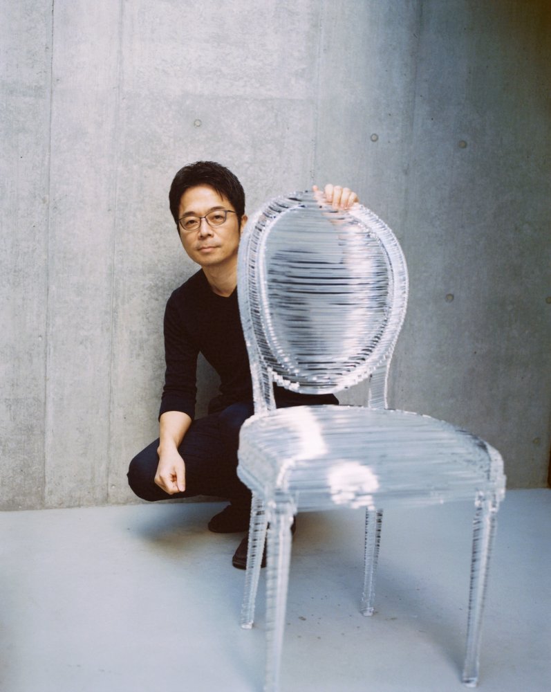 TOKUJIN YOSHIOKA "توكوجين يوشيوكا"عيد ابتكار وتصور كرسي "ميداليون" الأيقوني تصوير Yuto Kudo