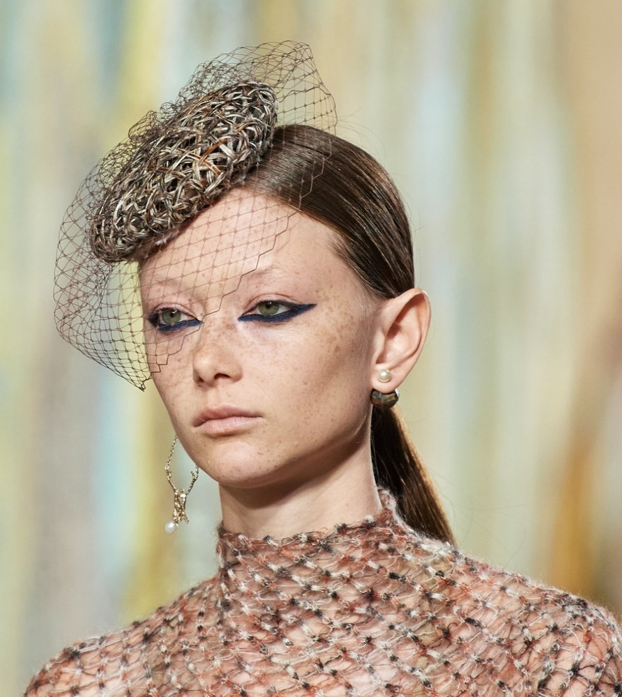 صيحات جمالية مع اكسسوارات القبعات من دار Dior