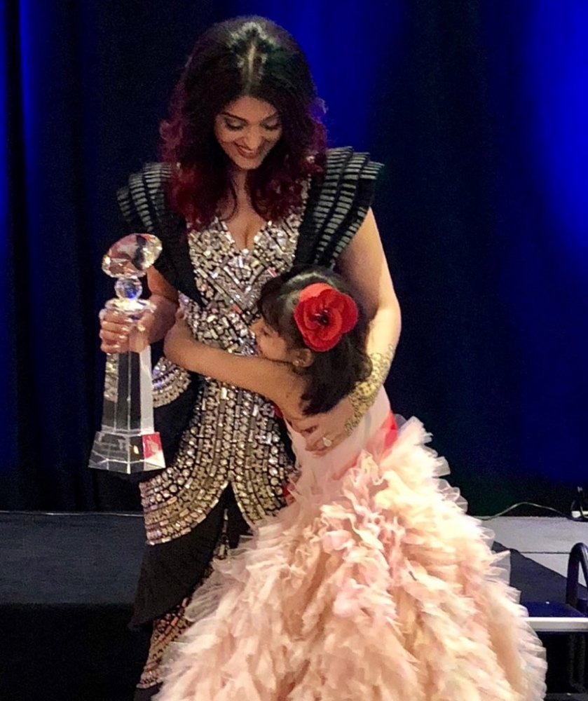آيشواريا راي تسلمت الجائزة بصحبة ابنتها آرادهيا