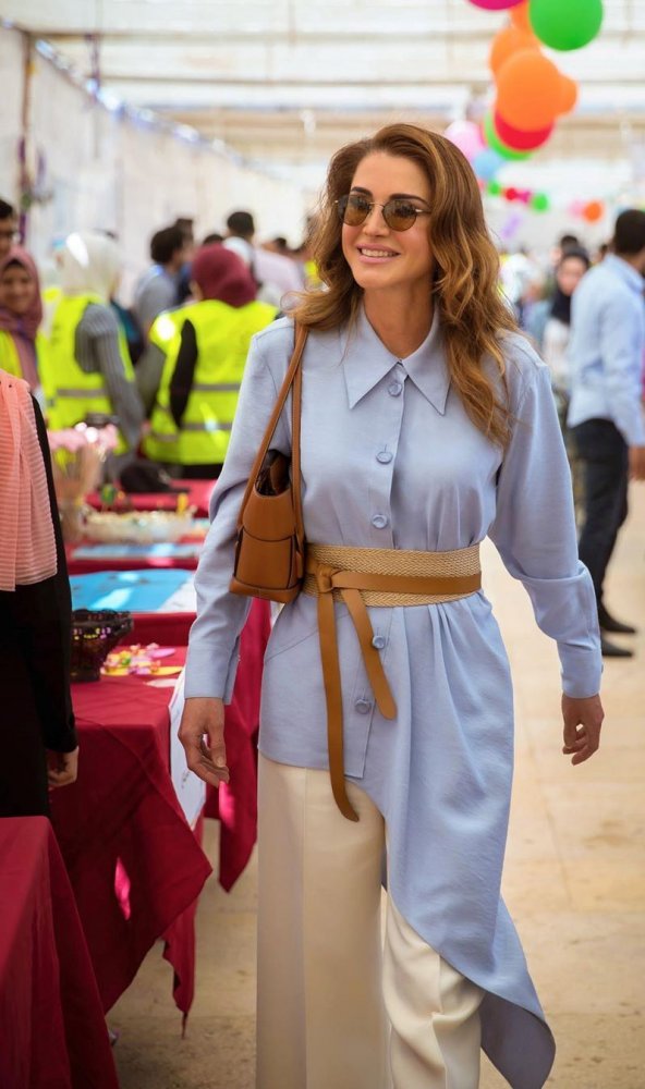  نسّقت الملكة رانيا قميصاً من ماركة Tibi تميّز بقصته غير المتساوية مع السروال الابيض