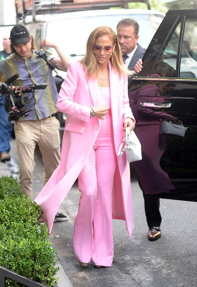 جنيفر لوبيز‎ Jennifer Lopez ‎بموضة الجمبسوت المميز باللون الزهري مع المعطف الضخم