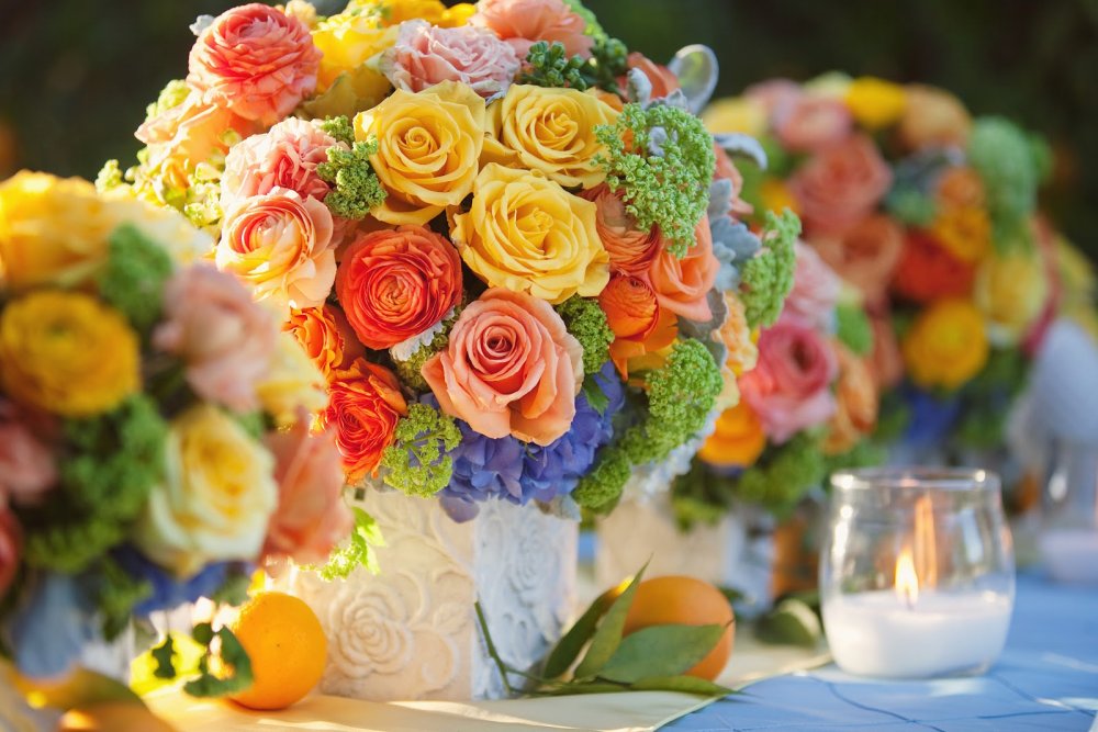  باقات من الورود الملونة تتوسط حفلات الزفاف المفتوحة