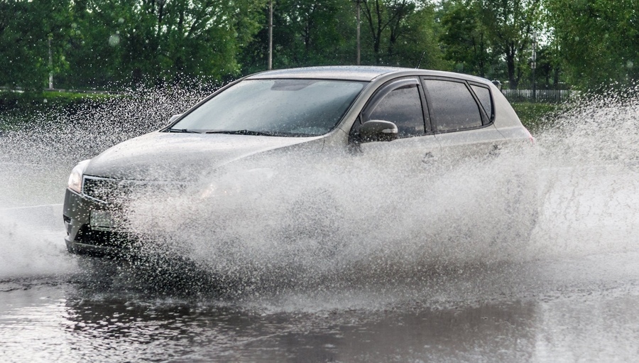 الدخول في تجمعات مياه الأمطار يتطلب مهارات إضافية في القيادة