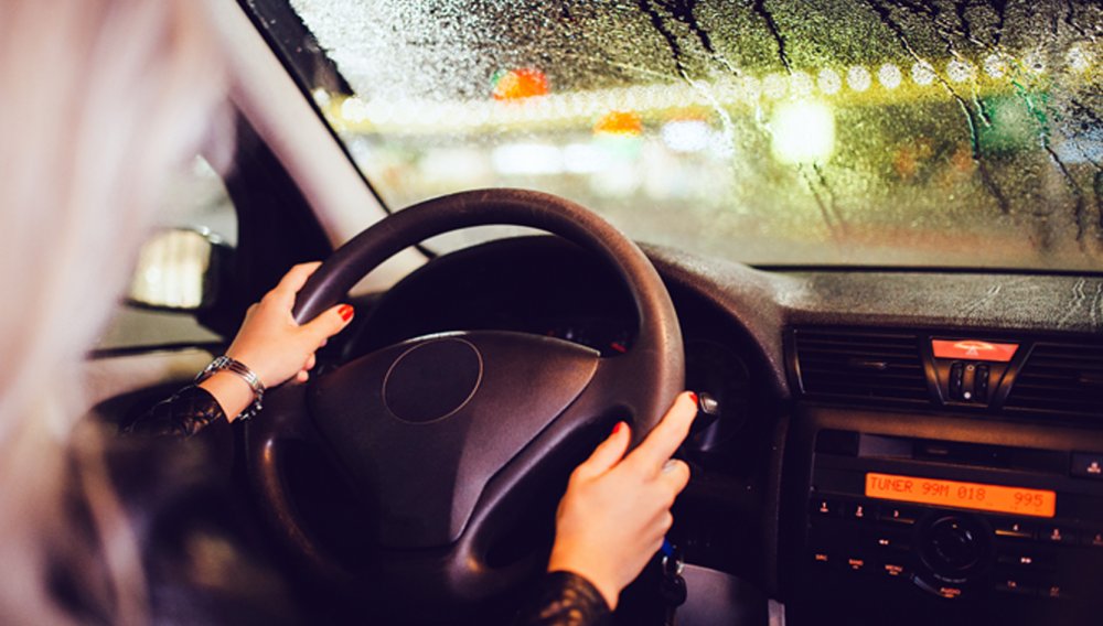  ينصح الخبراء بأهمية تعديل أسلوب القيادة والاتكال على نمط القيادة الحذر وخفض معدلات السرعة