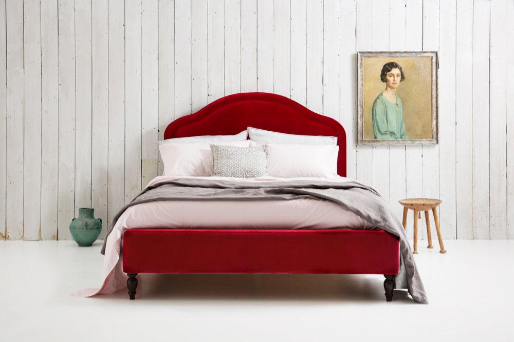 تصميم سرير عصري من المخمل باللون الأحمر الجريء