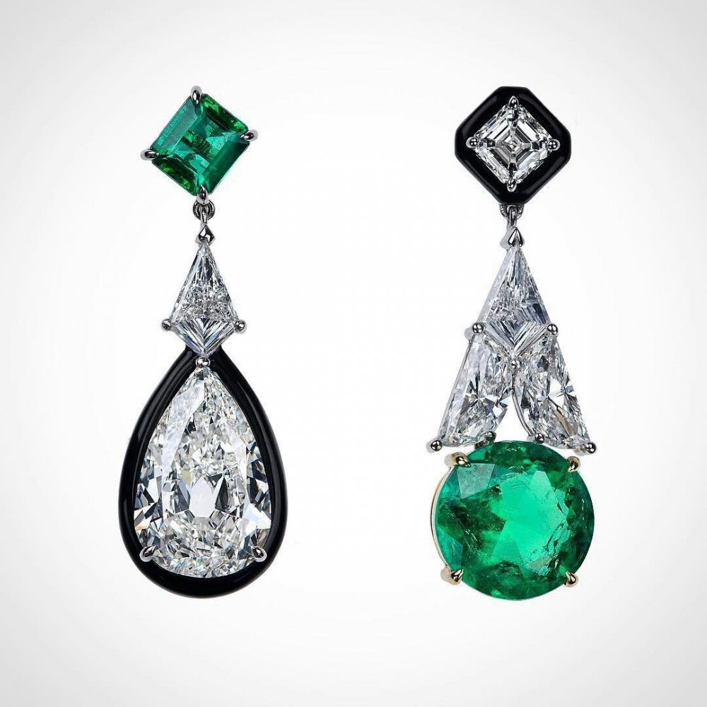 أقراط نيكوس كوليس المرصعة بالزمرد الأخضر وأحجار الماس Nikos Koulis emerald and diamond earrings
