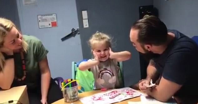 طفلة تستعيد سمعها للمرة الأولى بعد جراحة في الأذن