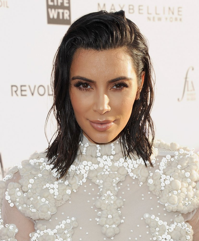 تسريحات شعر مبللة وكاري على طريقة Kim Kardashian