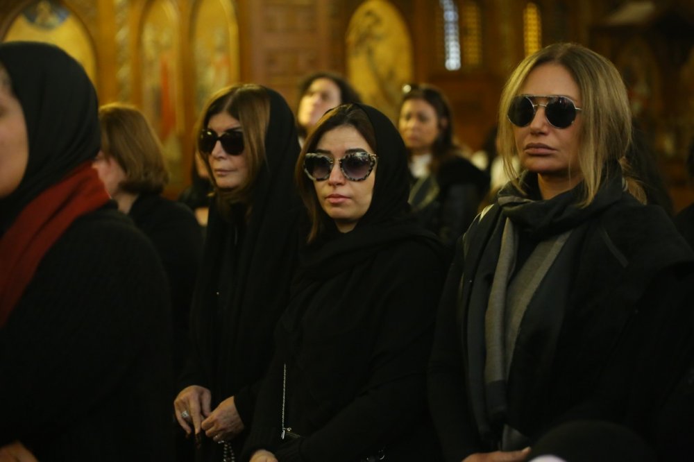 الفنانة ليلى علوي وميرفت امين في الجنازة