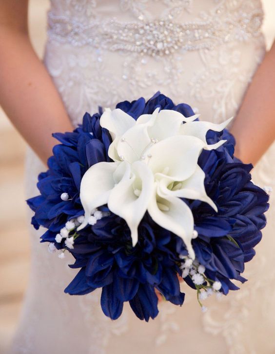 باقة زفاف باللون الازرق لحفل زفاف ملكي